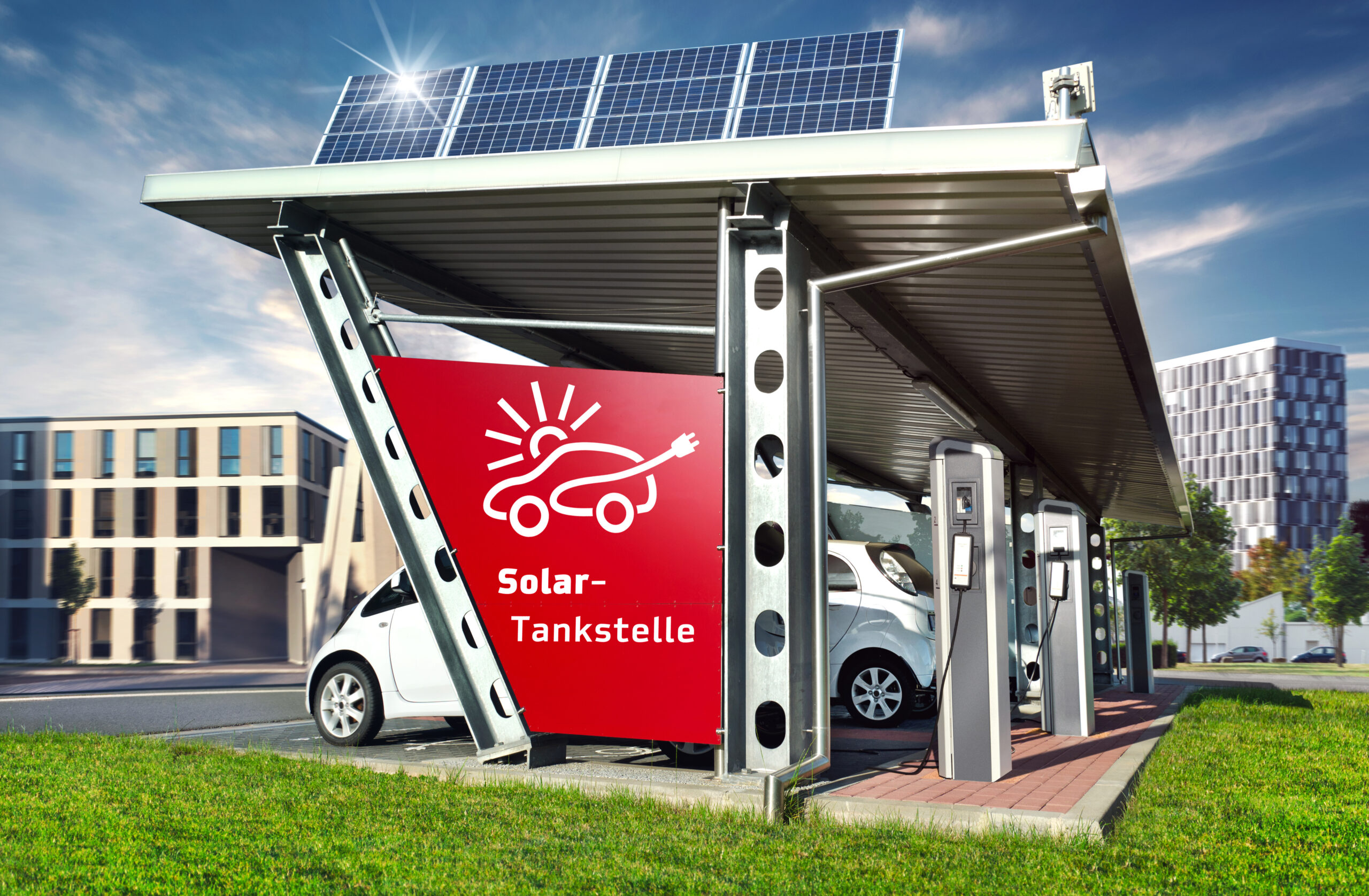 Große Solartankstelle Carport mit Elektroauto in Stadt